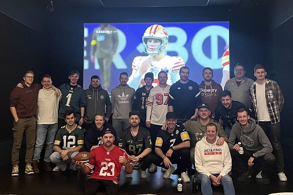 Zehn Stunden Programm: Die Eichenrieder Fans bewiesen im Keller von Max Mooshofer ihre Ausdauer.