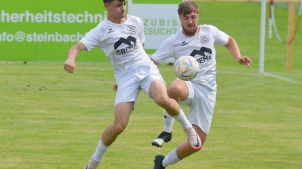 Zwei Spieler des SC Oberweikertshofen II.
