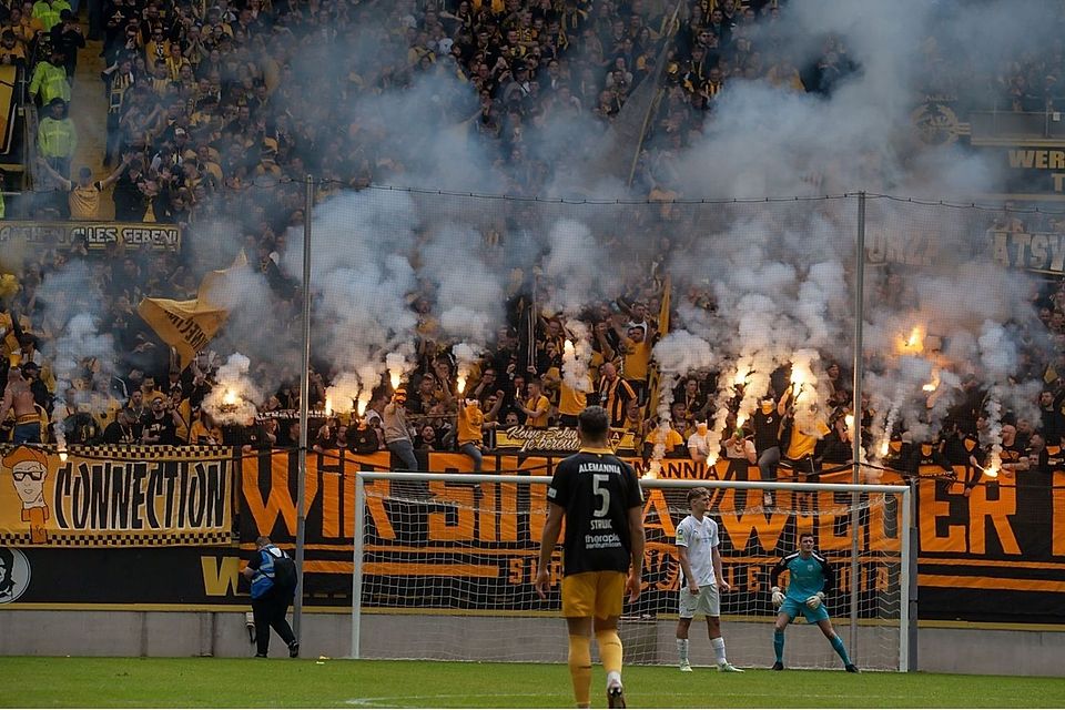 Ein Feuerwerk abgebrannt haben nicht nur die Kicker von Alemannia Aachen. Auch die Fans haben neue Maßstäbe in Liga vier gesetzt. 