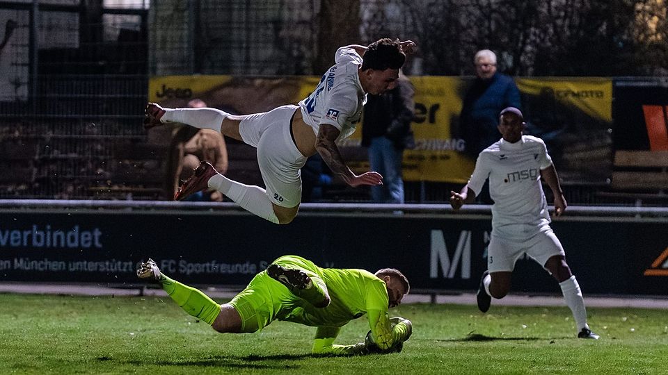 Zum Höhenflug setzt der FC Ismaning mit Altin Mashuni beim FC Schwaig mit Keeper Felix Thiel an.