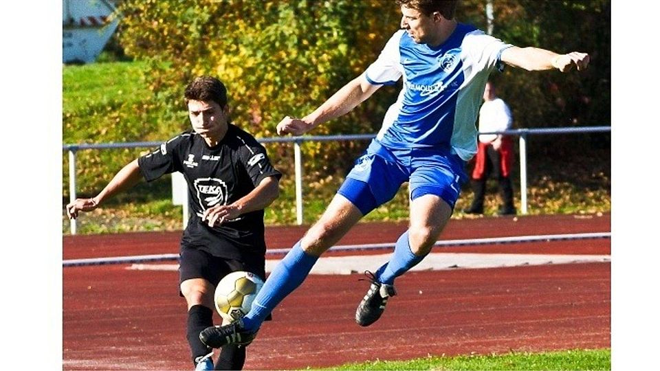 Könnte nur Millisekunden später ziemlich weh tun für Malik Schwabe (TSV Rödgen, links), der von Simon Alsmeier attackiert wird. Kleiner Trost: Die Punkte bleiben bei den starken Gästen.	Foto: Bayer