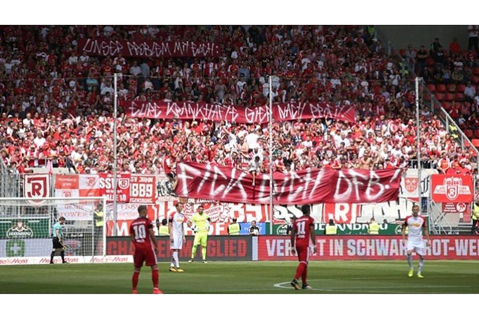 In drastischer Wortwahl formulieren die Jahn-Ultras beim Spiel in Ingolstadt ihren Protest gegen den DFB. Foto: Nickl