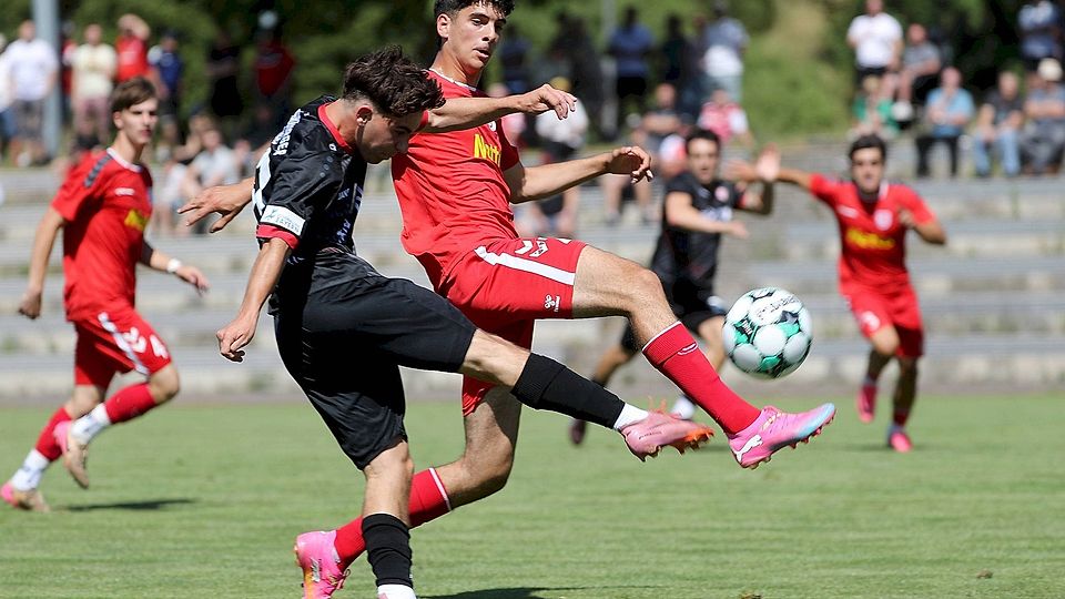 Vitus Zimmermann (rechts) und der SSV Jahn Regensburg II gehen ohne Cheftrainer ins erste Saisonspiel.