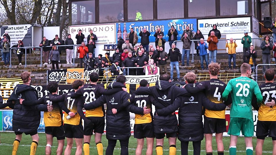 Grund zum Feiern hat die Spielvereinigung Bayern Hof nach dem 6:2-Heimsieg gegen den TSV Kornburg. 