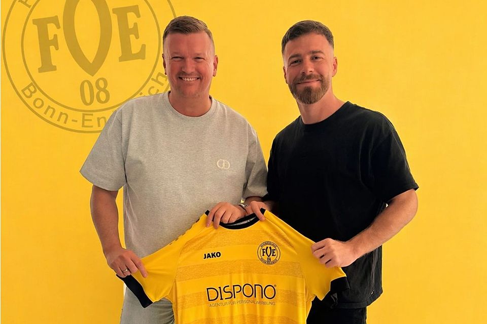 Sichtlich stolz präsentiert Sportdirektor Markus Köppe (li.) den zweiten Neuzugang vom BSC, Markus Wipperfürth.