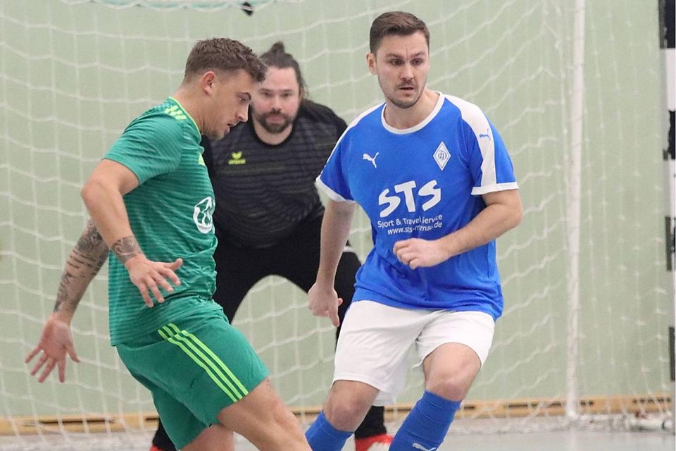 Michael Vodermeier (r.). Kapitän der Bayernliga-Mannschaft des FC Deisenhofen, trumpft auch in der Halle auf. Michael Vodermeier (r.). Kapitän der Bayernliga-Mannschaft des FC Deisenhofen, trumpft auch in der Halle auf.