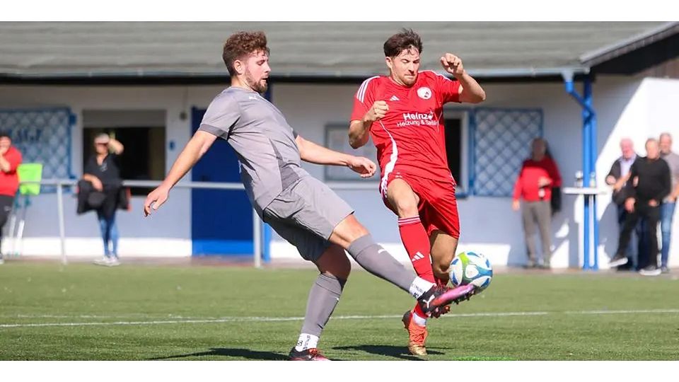 Nuh Türkyilmaz (l.) gehörte bei der SG Mittenaar zu den Torschützen. Letztendlich setzten sich aber Marcel Schneider und der SV Oberscheld deutlich durch. © Lars Hinter
