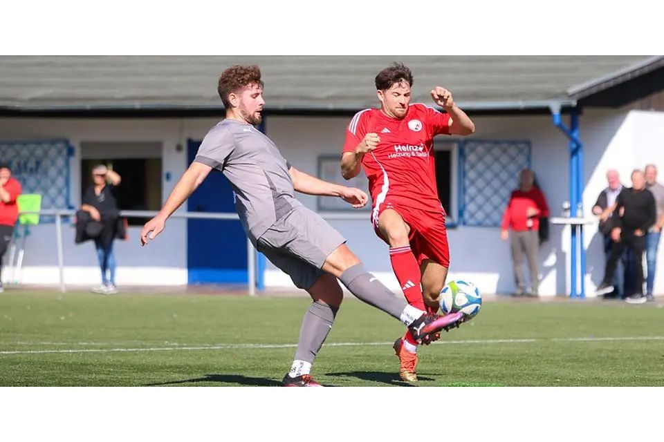 Nuh Türkyilmaz (l.) gehörte bei der SG Mittenaar zu den Torschützen. Letztendlich setzten sich aber Marcel Schneider und der SV Oberscheld deutlich durch. © Lars Hinter