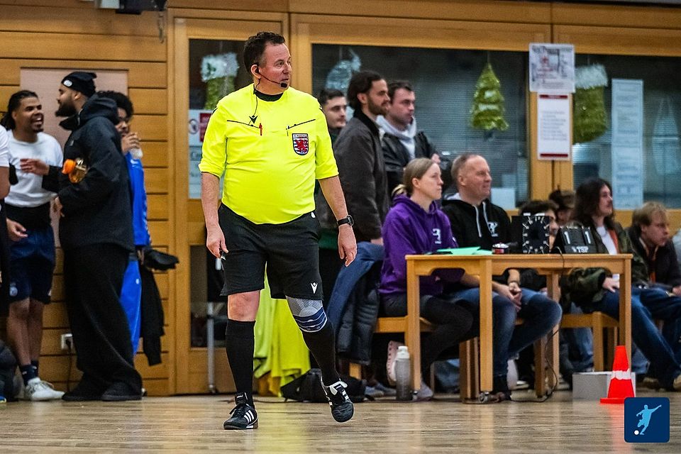 Schiedsrichter Antonio Pascucci kümmert sich seit Jahren um die Unparteiischen beim Weihnachtsturnier