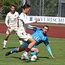 Sie können auch auswärts gewinnen:  Florian Jörg Schrattenecker (blaues Trikot) schlugen Schwabing (im Bild Petros Kitsidis) 1:0.