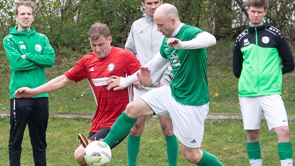 Fällt mehrer Monate aus: Im letzten Spiel des Jahres verletzte sich Ex-Landesligaspieler Quirin Wiedemann (am Ball) schwer am Knöchel. Foto: