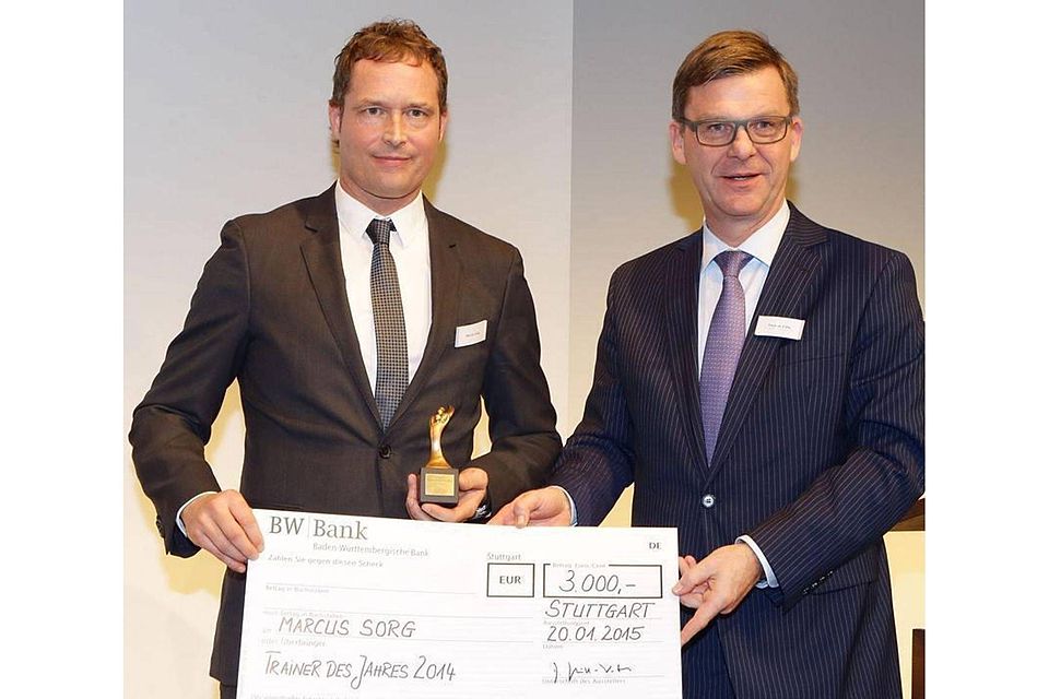 Marcus Sorg ( links ) bekommt von Thomas Edig, stellvertretender Vorsitzender der Porsche AG, die Auszeichnung "Trainer des Jahres 2014" überreicht.