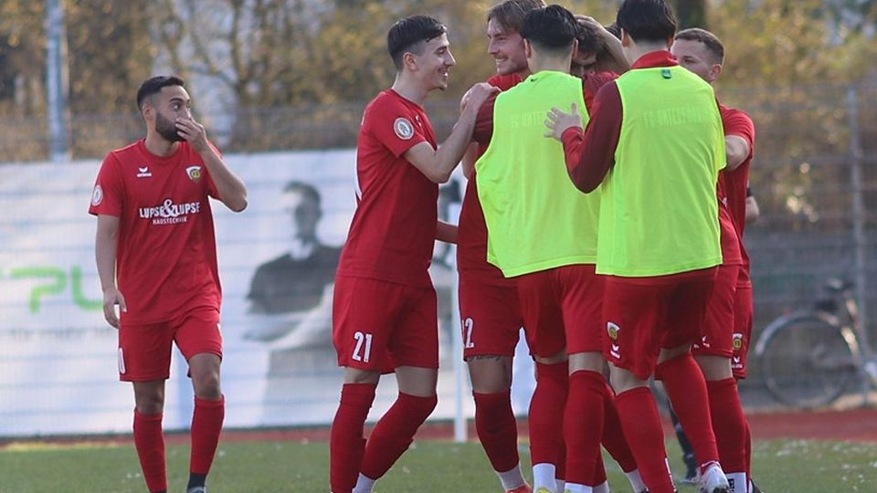 Der FC Unterföhring feiert den Sieg in Landshut.