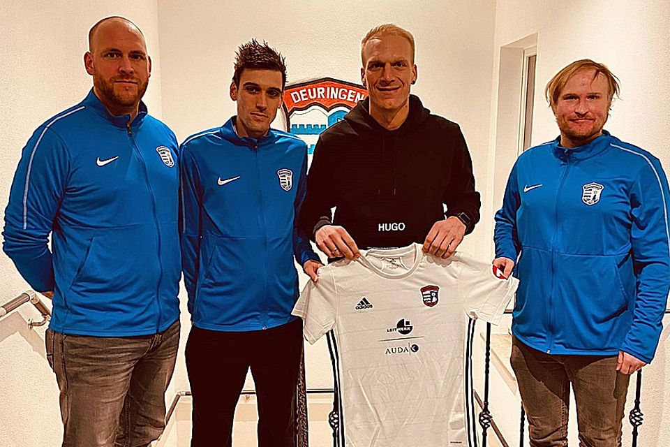 Die Abteilungsleitung der SpVgg Deuringen begrüßt den neuen Spielertrainer: (von links) Carsten Storch, Christian Reiss, Dominik Bröll und Markus Frey.