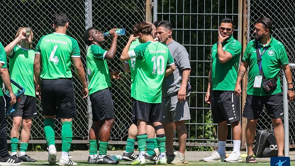 Der VfR Wiesbaden dürfte nicht nur mit Sprudelwasser auf den Aufstieg anstoßen. Genau wie der SKC Munzur marschiert der VfR aus der C- in die A-Liga durch.