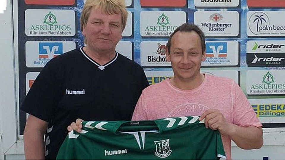 Bad Abbachs Sportlicher Leiter Dietmar Beyer begrüßt Andreas Schreiner als neuen Co- und Torwarttrainer. Foto: Beyer