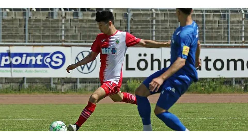 Spielt aktuell bei der Wormatia vor, konnte jedoch in den Testspielen (noch) nicht überzeugen: Der ehemalige VfRler Kosuke Ota (rotes Trikot). Ebenfalls im Bild: Michael Müller (FK Pirmasens).     Archivfoto: Christine Dirigo/pakalski-press