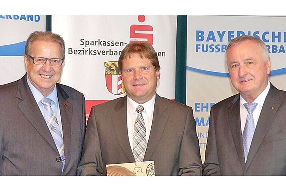 Stefan Reisinger vom TSV Friedberg, hier umrahmt von Volker Wedel und dem Bezirkstagspräsidenten Jürgen Reichert (rechts).  Foto: Manfred Ringer, bfv