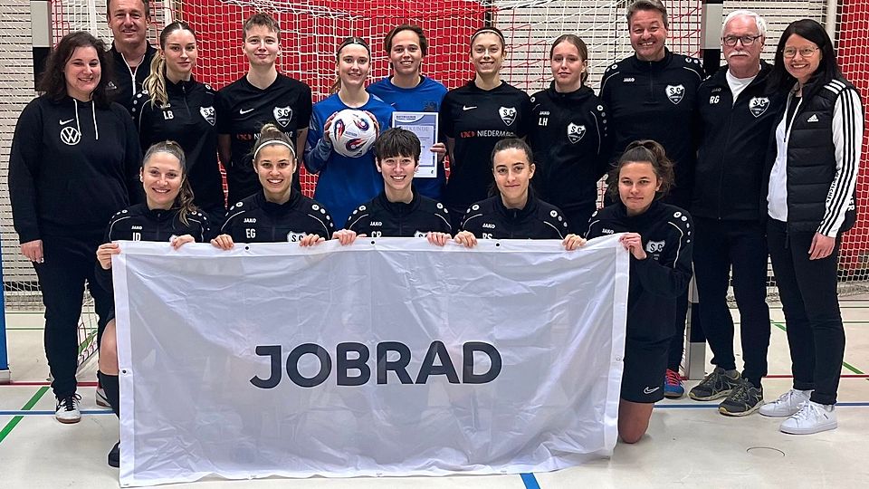 Die Frauenmannschaft des SC Regensburg darf den Bezirkstitel bejubeln.