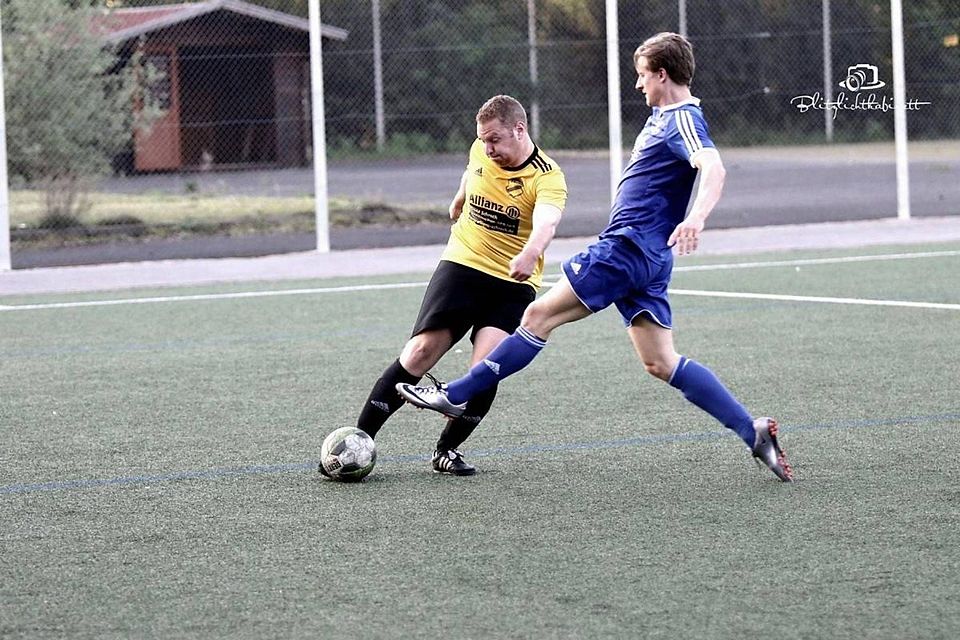 Die Ockenheimer Mannschaft (gelbes Dress) siegte im Duell mit dem Tabellennachbarn Heidesheim und schob sich auf Rang 3.