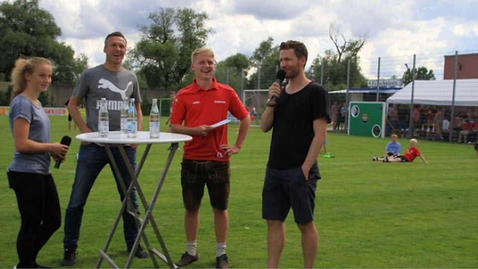 Andrea Brunner wird auch von den Fußballmännern akzeptiert, hier mit den Ex-Löwen Michael Hofmann (2. v. l.) und Benny Lauth.
