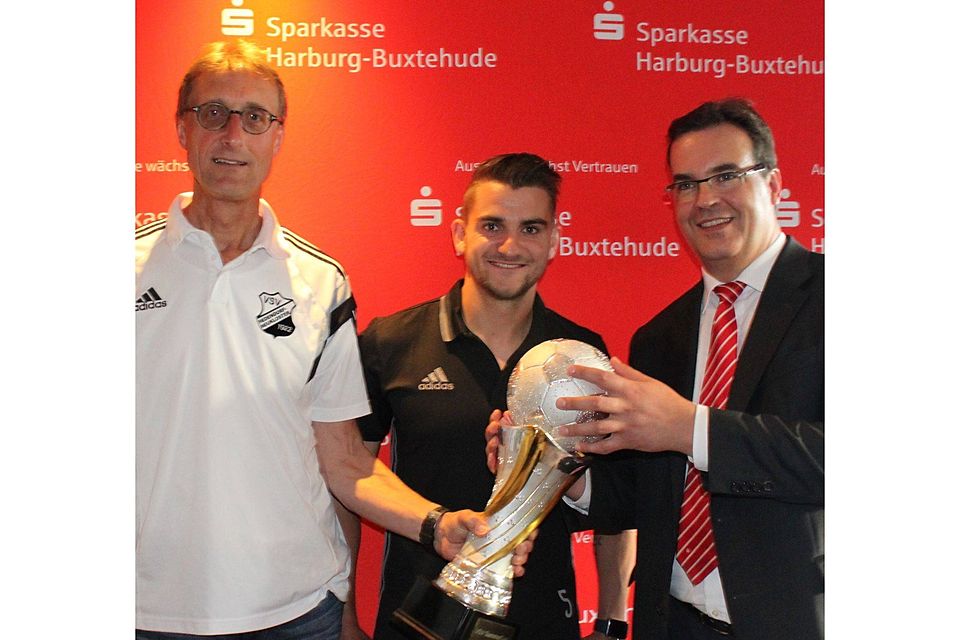 VSV-Trainer Jörg Steffens, Neuzugang Alexander Weser und Uwe Engel vom Sponsor Sparkasse (von links) präsentieren den Summer-Cup-Pokal.