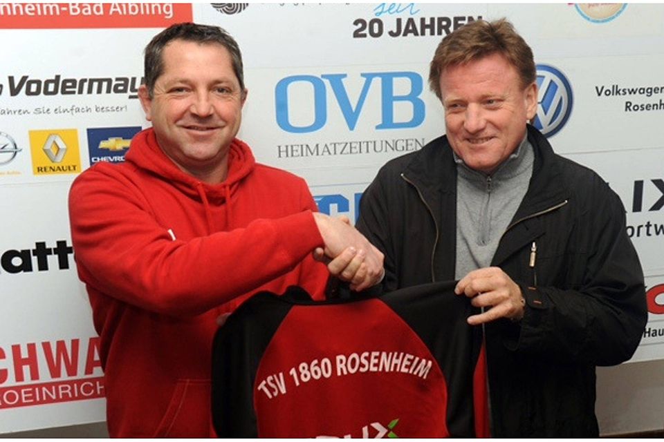Die Sache besiegelt: Rosenheims Sportlicher Leiter Hansjörg Kroneck (li.) begrüßt den neuen Coach Klaus Seidel. F.:TSV 1860