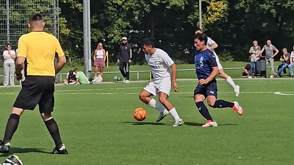 Ricardo Wassermann (am Ball) verkürzte in der Verlängerung per sehenswertem Kopfball zum 3:2-Endstand.