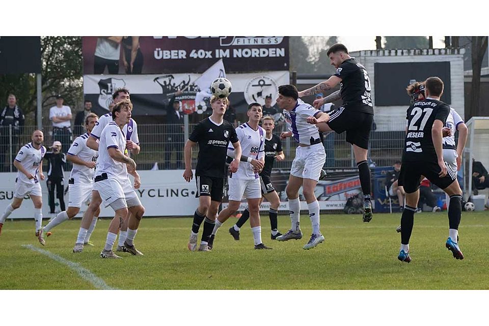 Patrick Storb, hier im Luftzweikampf mit Ilir Serifi (li., VfR Neumünster), und der Heider SV hatten ein Déjà-vu.