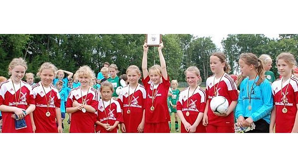 Meisterlich: Bestens gelaunt zeigten sich die  E-Juniorinnen des TuS Horsten bei der Siegerehrung. privat