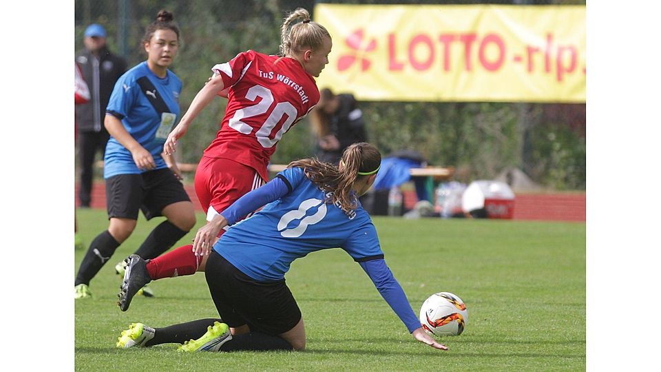 Alina Wagner (Nummer 20) glänzte in der Partie gegen den FC Speyer. In dieser Szene lässt die Wörrstädterin  Julia Schwebler sitzen.