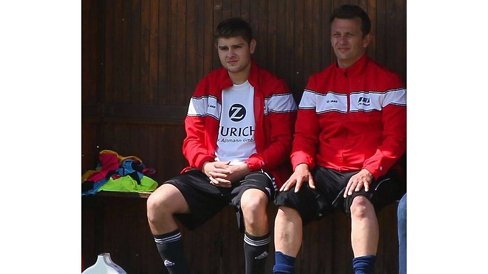 Gemeinsames Warten auf den ersten Punkt für den FC Lederdorn, Fußball-Neuling Florian Riedl aus Bad Kötzting und sein Schwiegervater Manfred Wieser aus Blaibach  Foto: Tschannerl