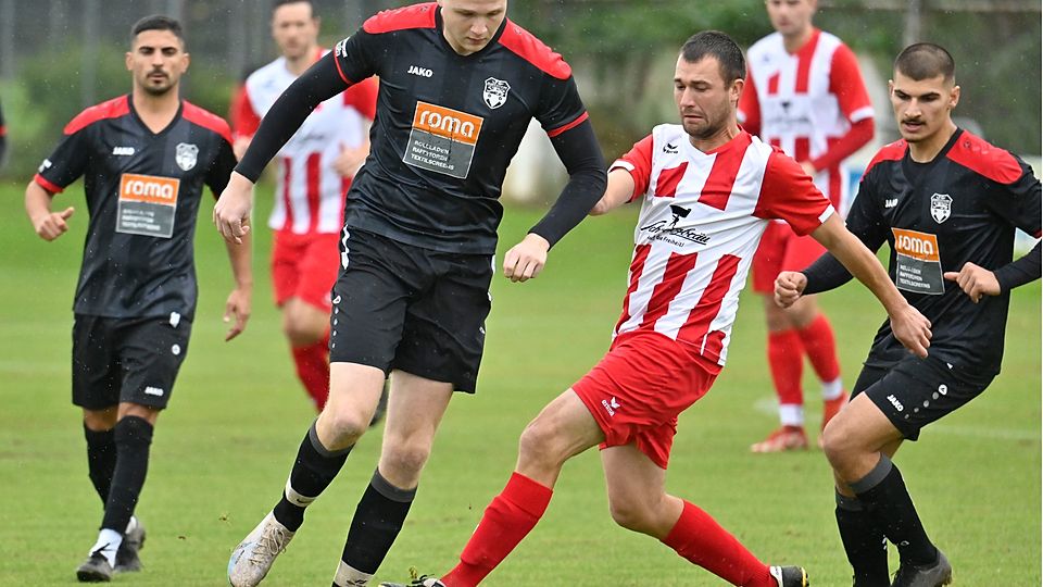 Der Bubesheimer David Tamm (hier gegen Balzhausens Michael Rudolph) erzielte per Elfmeter das Tor zum 2:0-Endstand.