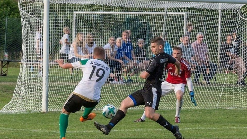 Der Heeslinger SC hatte in den ersten 60 Minuten mehr vom Spiel, konnte seine Chancen aber nicht nutzen. In dieser Szene wird HSC-Stürmer Darvin Stüve (links) in letzter Sekunde erfolgreich beim Torschuss geblockt.