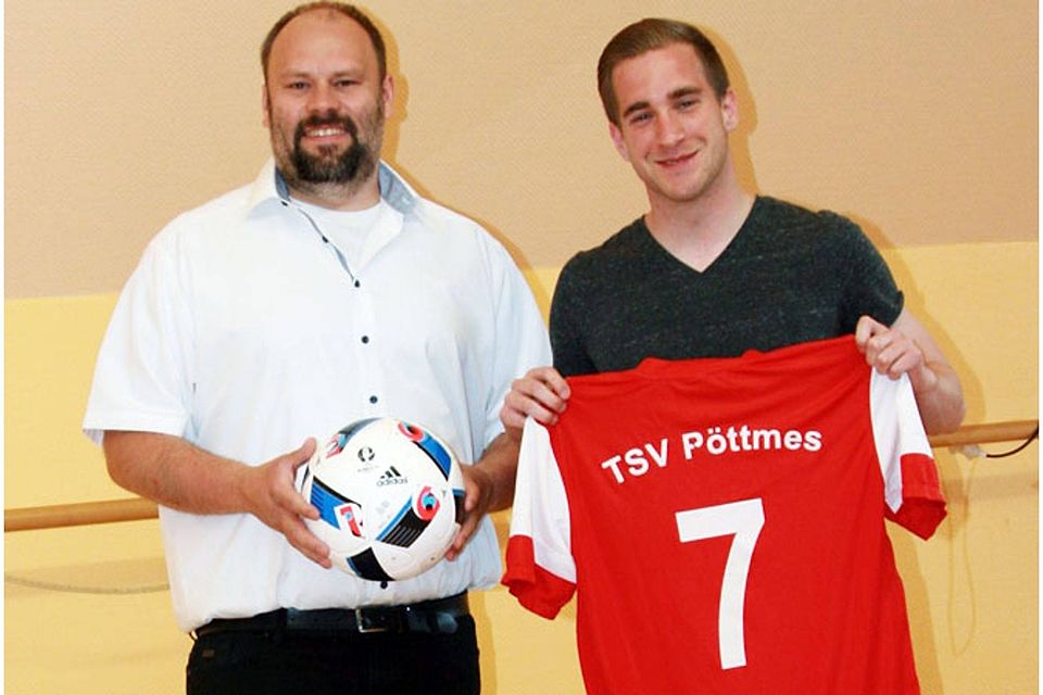 Abteilungsleiter Thomas Both (links) freut sich, dass Daniel Söllner künftig wieder das Trikot seines Heimatvereins trägt.   F.: Christoph Prähofer
