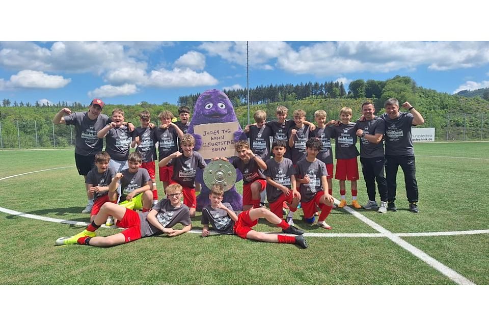 Die D-Junioren des JFV Eschenburg haben bisher eine monstermäßige Saison gespielt. Sie könnte am 12. Juni mit dem Aufstieg in die Gruppenliga enden. © Florian Schneider/JFV Eschenburg