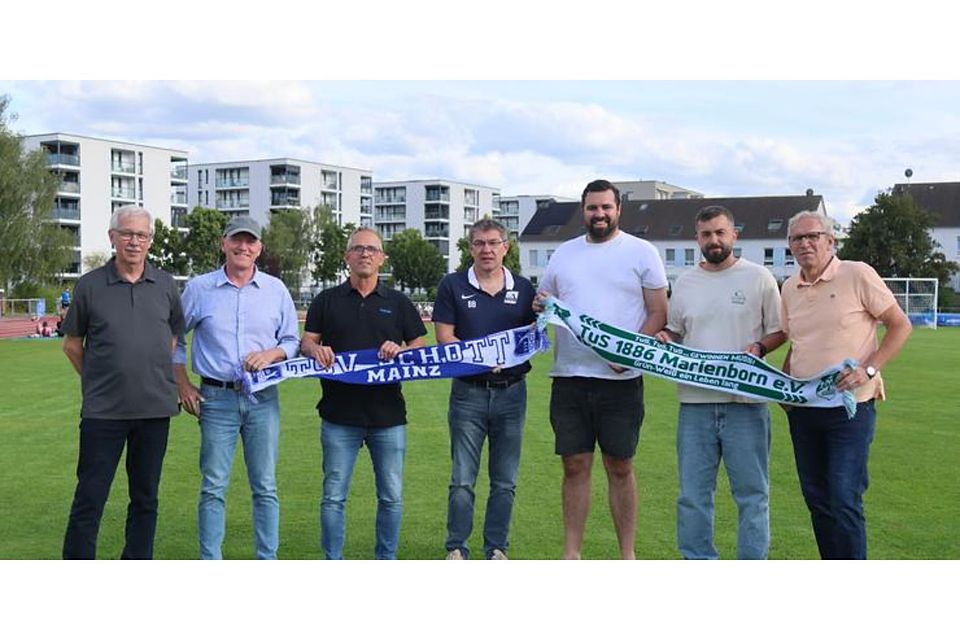 Machen künftig gemeinsame Sache: v.l. Klaus Bauer, Jörg Kalt, Guido Ritz, Bernd Bangel, Freddy Schulz, Marco Senftleben, Dietmar Hofmann. Foto: Chiara Puci/Schott Mainz Machen künftig gemeinsame Sache: v.l. Klaus Bauer, Jörg Kalt, Guido Ritz, Bernd Bangel, Freddy Schulz, Marco Senftleben, Dietmar Hofmann. Foto: Chiara Puci/Schott Mainz