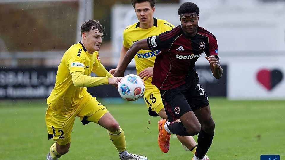 Winners Osawe (re.) streift sich ab sofort das Trikot von Schweinfurt 05 über.