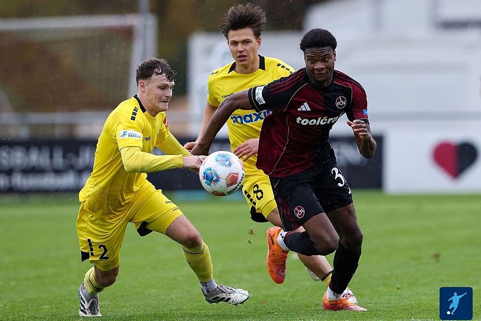 Winners Osawe (re.) streift sich ab sofort das Trikot von Schweinfurt 05 über.