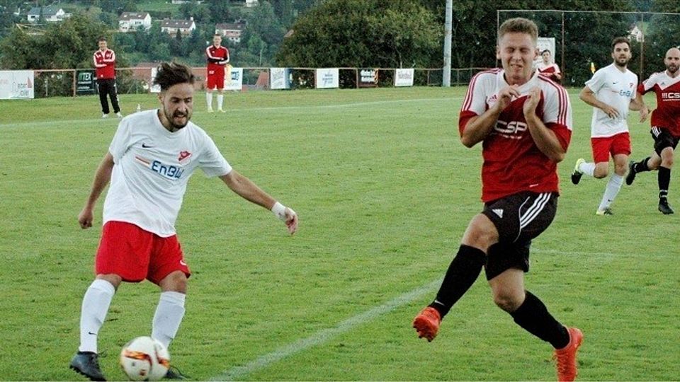 Patrick März (weißes Trikot) und der SV Würtingen rannten im Heimspiel gegen Markus Gaugel und den TSV Pfronstetten immer wieder vergebens an und so konnten die Gäste 1:0 gewinnen. Albert Pukall