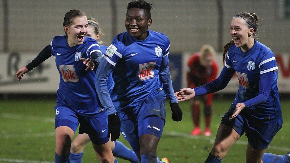 Jubel nach dem 2:1 von Betty Anane (Mitte). Rieke Dieckmann (l.) und Hilde Winters (r.) freuen sich mit. Aber es reichte nicht zum Sieg. Foto: Lars Schröer