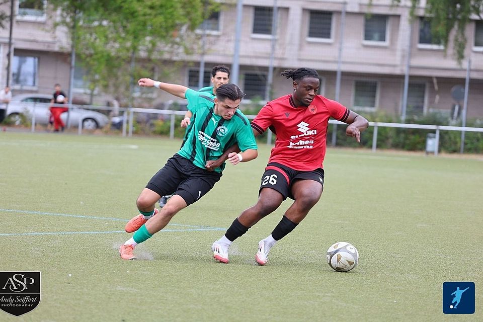 Bezirksliga 8-Aufsteiger KF Sharri (in Rot) deklassierte den VfL Kemminghausen.