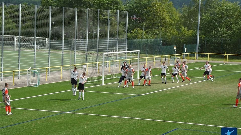 Der SV Neuhof erspielte sich ein 3:3-Unentschieden gegen Tabellenführer Holzhausen.