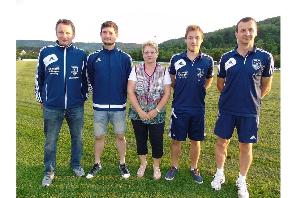 Von links: Abteilungsleiter Erwin Wagner, Trainer Dominik Betz, Petra Merkert, René Hess, der die 2. Mannschaft seit heuer erfolgreich führt, und Admir Viden, der sich um den Fußballnachwuchs intensiv kümmern will. F: Karg