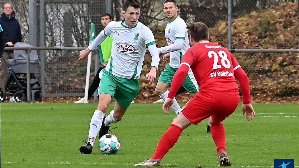 Laurenz Fischer (am Ball) erzielte im Test gegen die Walldorfer U19 beide FC-Tore.