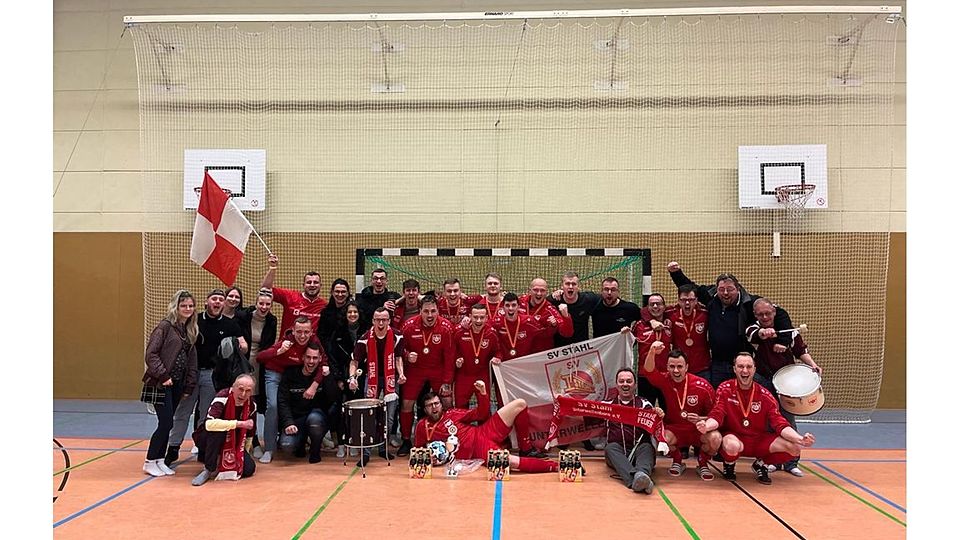 Teamfoto mit den Fans SV Stahl Unterwellenborn 