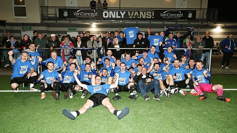 Große Freude unter Spielern, Trainerteam und mitgereisten Fans: Mit vier Punkten aus zwei Spielen hat Mosella Schweich die Relegation der Bezirksliga-Vizemeister souverän gemeistert und steigt wieder in die Rheinlandliga auf. 