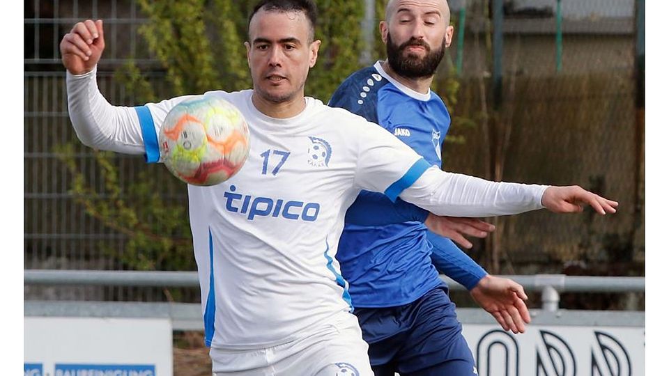 Hatte zuvor bereits im B-Team gespielt und getroffen: Jasser Mabrouk (vorne, im Duell mit Celebi Sarier) hilft bei Hellas in der A-Liga kurzfristig aus.	Foto: Andre Dziemballa
