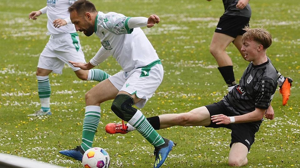 Ein umkämpftes Duell war das Derby zwischen Eching und Dietersheim. Hier versuchte Simon Wittmann (schwarzes Trikot) Martin Juric vom Ball zu trennen.