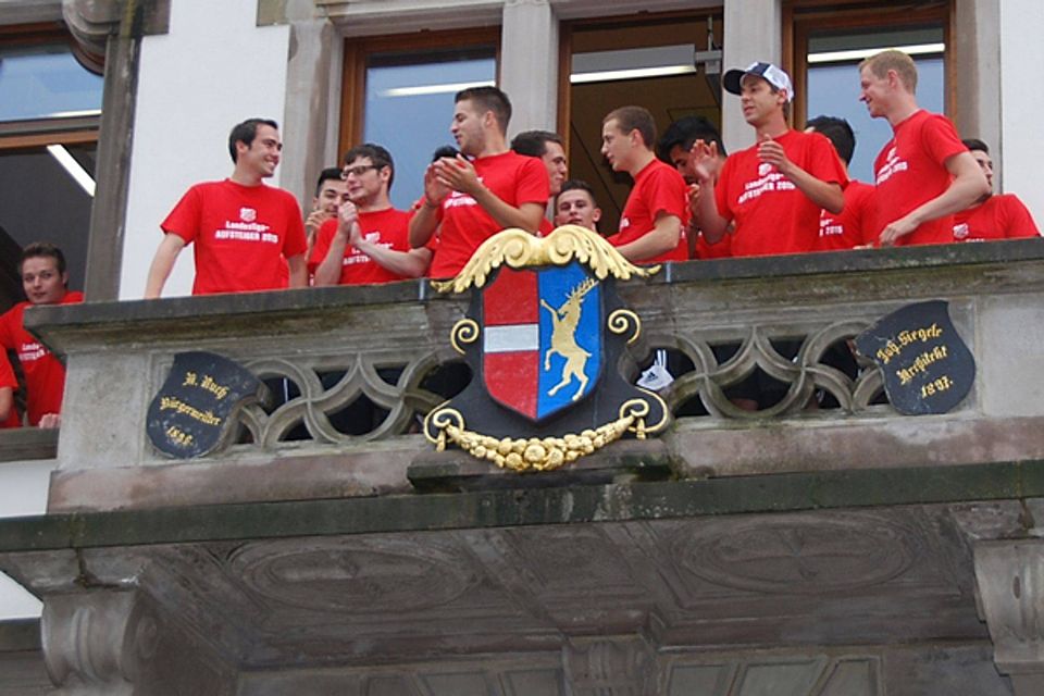 Begeistert feierten die Schönauer den Aufstieg ihres FC in die Landesliga. Die Mannschaft hatte sichtlich Freude am Auftritt auf dem Rathaus-Balkon. | Foto: Edgar Steinfelder